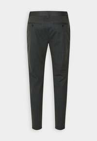 Šedé proužkované kalhoty slim fit. Mají dvě zadní kapsy se zapínáním na knoflík. Jsou vyrobeny z texturované látky. Zúžený střih nohavic.