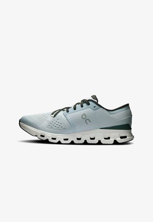 Helleblauer Sportschuh mit Mesh-Obermaterial, dunklen grünen Akzenten und einer weißen Sohle, die über ausgeprägte gepolsterte Einsätze zur Unterstützung verfügt.