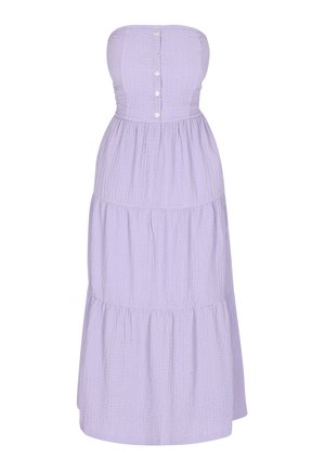 Robe violette sans bretelles avec un tissu texturé, dotée de boutons le long du bustier et d'un design de jupe à volants.