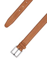 Ceinture en cuir marron avec une boucle en métal argenté de forme rectangulaire. Ses caractéristiques incluent cinq trous d'ajustement et un surfilage contrasté le long des bords.