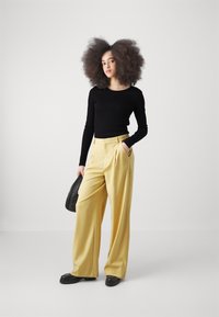 Gestuz PAULA WIDE PANTS - Auduma bikses - dried moss