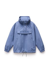 Lyseblå genserjakke med høy krage, frontlomme, justerbar snor i kanten og elastiske mansjetter. Polyester materiale, glatt tekstur.