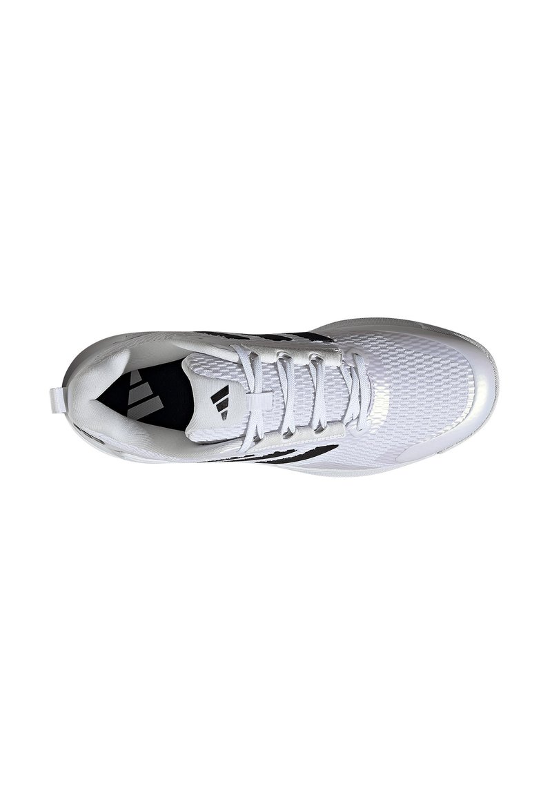 Zapatilla deportiva blanca con una parte superior de malla texturizada. Cuenta con cordones planos, una lengüeta acolchada y un sutil logo negro en el lado interno.