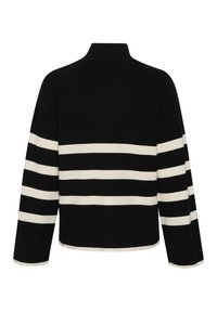 Czarny sweter z wysokim kołnierzem, ozdobiony szerokimi, poziomymi białymi paskami. Materiał ma prążkowaną fakturę, a krój jest luźny z opuszczonymi ramionami.