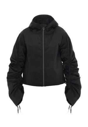 Fekete dzseki kapucnival, elülső cipzárral és ráncolt ujjakkal. Rövidített fazonban és texturált anyagból készült, könnyed megjelenéssel.