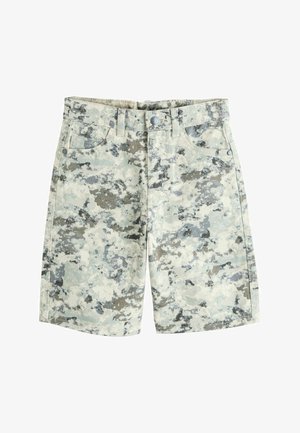 Világos színű, terepmintás rövidnadrágok elülső zsebekkel, övbújtatókkal és elülső gombos záródással.