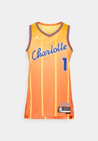 Oranžový basketbalový dres s modrými akcentmi, s nápisom "Charlotte" v písmovom písme, číslom 1 a s vertikálnym pruhovaným vzorom. Obsahuje štítky NBA a Jordan.