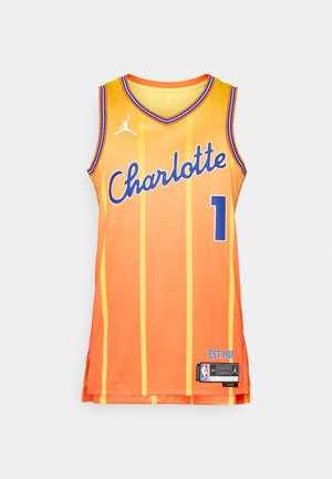 Tricou de baschet portocaliu cu accente albastre, având inscripția "Charlotte" într-un font cursiv, numărul 1 și un model cu dungi verticale. Include etichete NBA și Jordan.