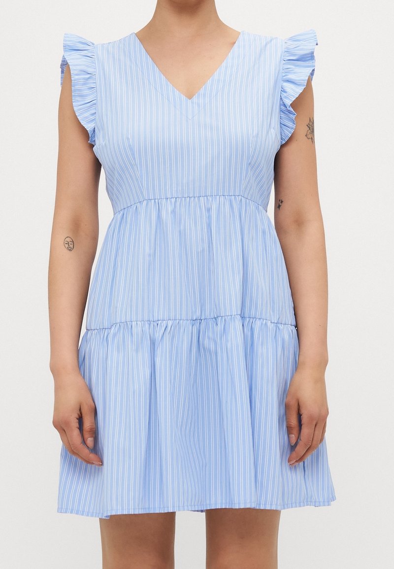Robe bleu clair sans manches avec des rayures verticales blanches, encolure en V, détails à volants aux épaules et jupe à volants froncée.