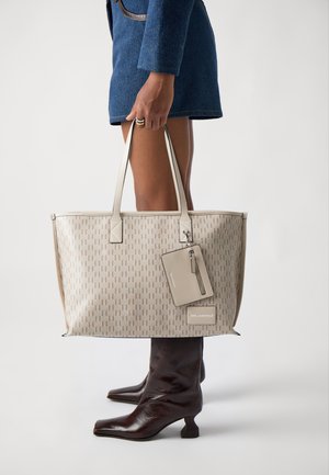 VOYAGE TOTE - Geantă de pânză - trench beige/mono