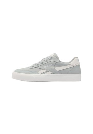 Sneaker Reebok bassa color grigio chiaro e bianco con tomaia in suede, chiusura con lacci e suola in gomma bianca, mostrata di lato.
