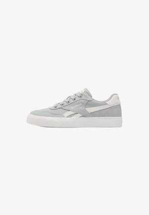 Sneaker Reebok bassa color grigio chiaro e bianco con tomaia in suede, chiusura con lacci e suola in gomma bianca, mostrata di lato.