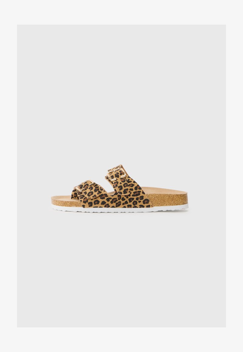 Σανδάλια με λεοπάρ σχέδιο, διαθέτουν δύο ρυθμιζόμενες ιμάντες, φότερ από φελλό και λευκή ελαστική σόλα για άνεση και σταθερότητα.