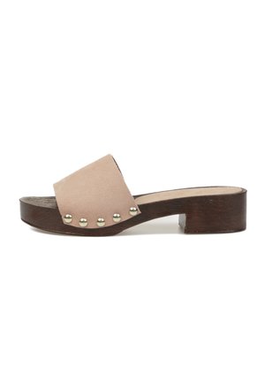 Sandalia beige de ante con punta abierta y tachuelas metálicas en tacón bajo de bloque de madera oscura y suela, vista lateral.