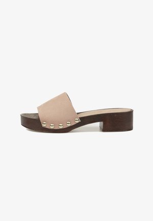 Sandalia beige de ante con punta abierta y tachuelas metálicas en tacón bajo de bloque de madera oscura y suela, vista lateral.
