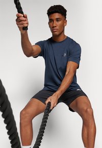 adidas Performance TRAIN ESSENTIALS COMFORT - Sportfelső - aurora ink/black