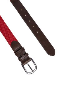 Cintura intrecciata rossa con una fascia in pelle marrone e fibbia in metallo argentato. Presenta una superficie liscia con cuciture e diversi fori di regolazione.