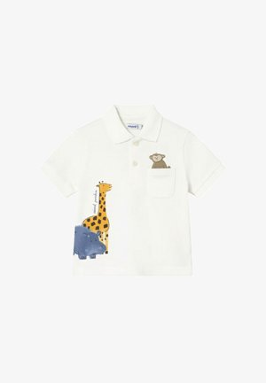 Wit poloshirt met korte mouwen en knoopsluiting, voorzien van een print met een giraffe en een nijlpaard en een borstzakje waaruit een teddybeer tevoorschijn kijkt.