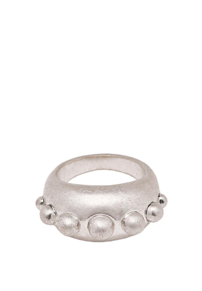 Anello in metallo argento con un design liscio e arrotondato, arricchito da cinque accenti sferici lungo la banda. Finitura opaca testurizzata.