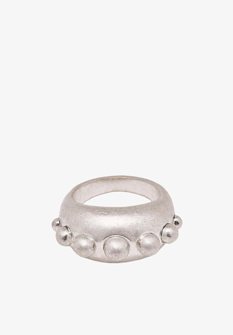 Zilveren metalen ring met een gladde, ronde vorm en vijf bolvormige accenten langs de band. Gestructureerde matte afwerking.