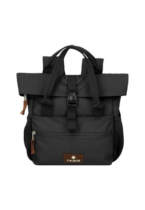 Schwarzer Reiserucksack mit Rolltop-Design, verstellbaren Trägern, Netztaschen an den Seiten und einer vorderen Reißverschlusstasche. Mit einem braunen Logopatch.