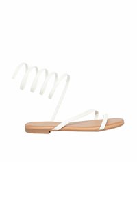 Sandali bianchi con cinturino alla caviglia curvo e suola piatta marrone. Il materiale appare liscio con un design minimalista e nessun motivo visibile.