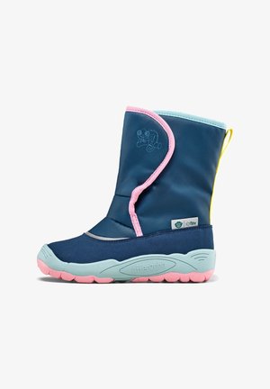 Botte d'hiver enfant bleu marine avec bordure rose et bleu clair, boucle de talon jaune, semelle texturée, et logo caméléon sur le côté supérieur.