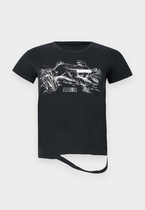 Czarny bawełniany t-shirt z krótkim rękawem, z białą grafiką przebiegającego zwierzęcia oraz szczegółami kalendarza na dolnej części przodu.