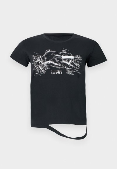 T-shirt de algodão preto com mangas curtas, apresentando uma gráfica branca de um animal a correr e detalhes de calendário na parte inferior frontal.