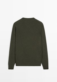 Pullover a maglia verde oliva con maniche lunghe, scollo rotondo e polsini e fondo a coste. Realizzato in una morbida texture, con cuciture minime.