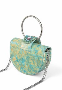 Bolso de asa metálica redondeada en aqua y amarillo claro, hecho de material sintético con un patrón, que presenta un acento decorativo de joya en la solapa. Correa de cadena plateada.