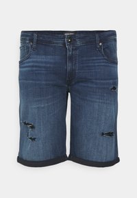 Pantalones cortos de mezclilla en azul medio con un acabado desgastado, que presentan detalles deshilachados y un dobladillo enrollado. Diseño clásico de cinco bolsillos.