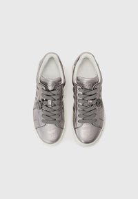 Pantofi sport metalici gri, cu vârfuri rotunde, superior texturat, șireturi și logo DKNY, având o talpă din cauciuc alb și un design minimalist.