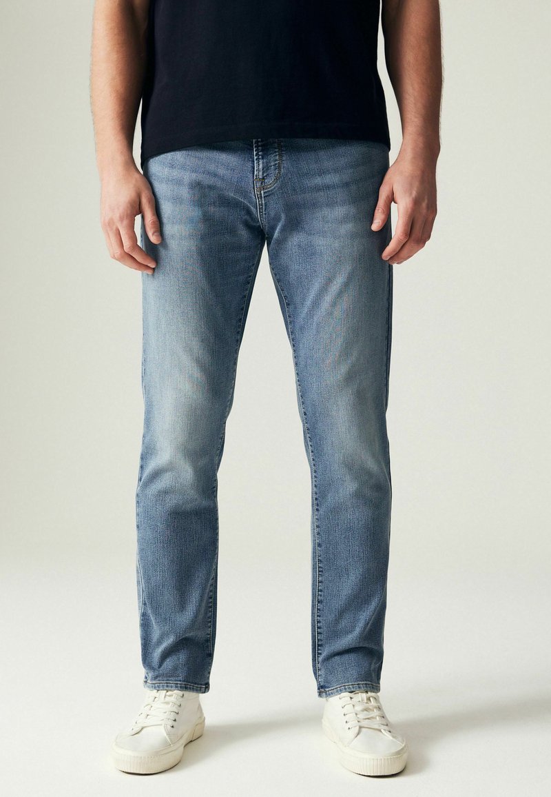 Next ULTIMATE COMFORT SUPER STRETCH - Tiesaus kirpimo džinsai - pale blue