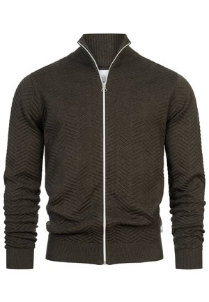 Olijfgroene zip-up cardigan met een gestructureerd chevronpatroon, ribgebreide kraag en manchetten. Heeft een contrasterende witte rits en zoom.