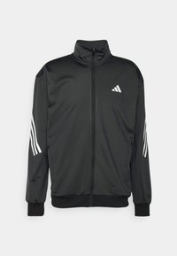 Sort atletisk jakke med høj krave, lynlås fortil og hvide tre-stribede detaljer på ærmerne. Lavet af glat, let materiale.