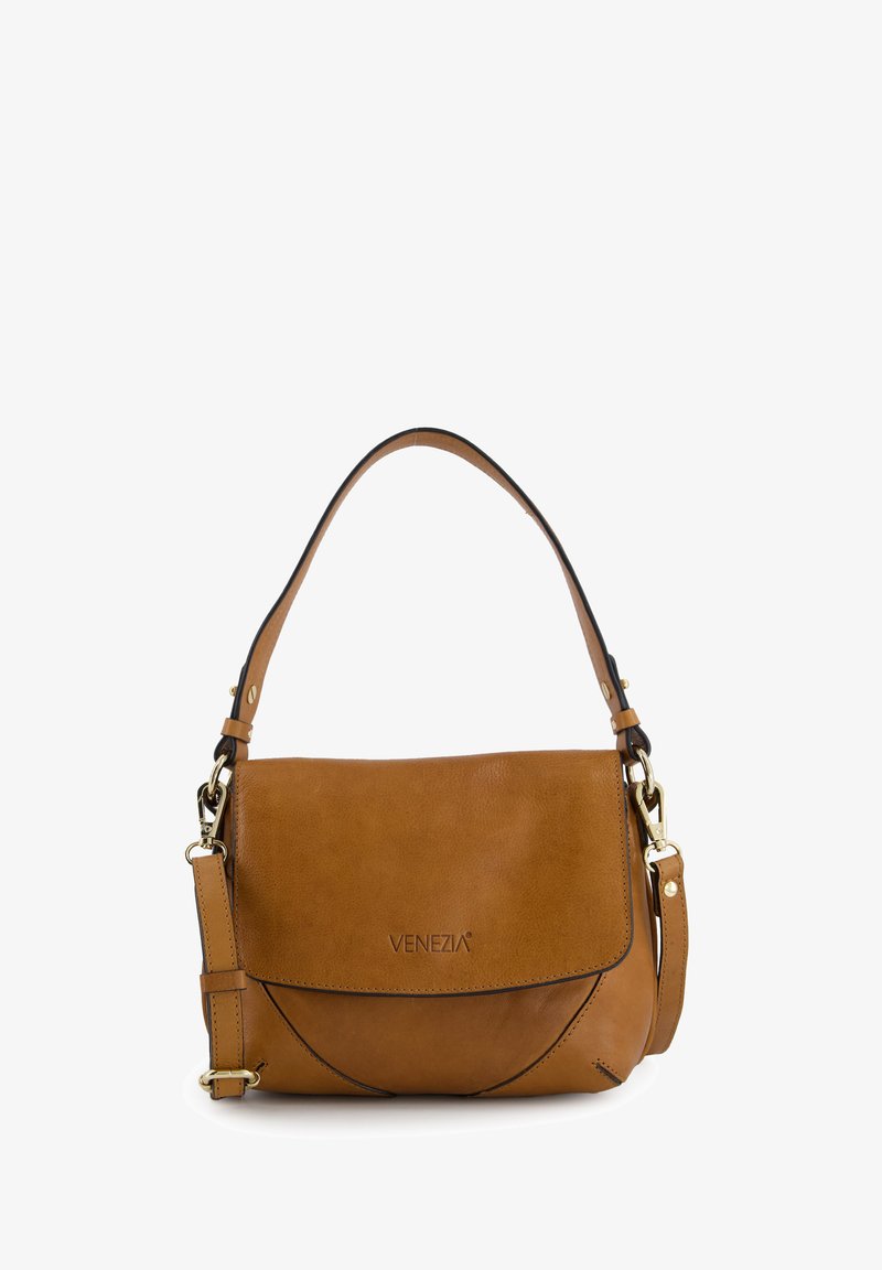 Sac à main en cuir beige avec une forme structurée, doté d'un rabat, d'une bandoulière réglable et de accents en métal doré.