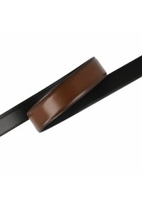 Brauner Leder-Gürtel mit glatter Oberfläche, der eine schwarze Rückseite hat. Der Gürtel ist flach und hat saubere Kanten ohne sichtbare Beschläge.