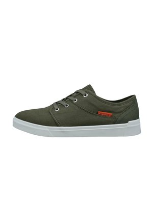 Grüner Canvas-Sneaker mit niedrigem Schaft, weißer Gummisohle und Schnürsenkeln, mit einem kleinen roten Logotag an der Seite.