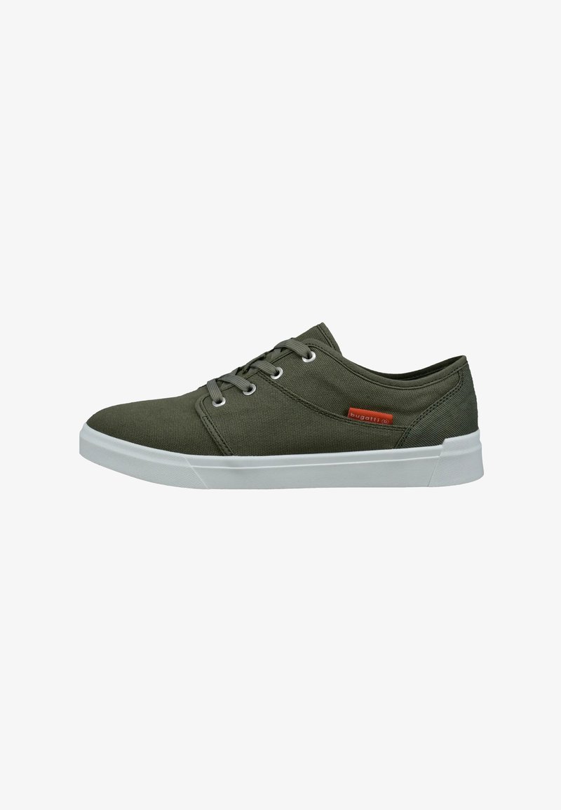Grüner Canvas-Sneaker mit niedrigem Schaft, weißer Gummisohle und Schnürsenkeln, mit einem kleinen roten Logotag an der Seite.