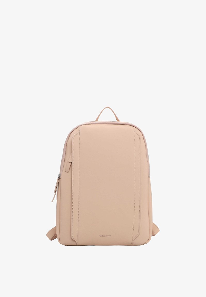 Sac à dos rectangulaire beige avec poche zippée à l'avant, poignée supérieure et bretelles réglables, présenté sur un fond blanc.