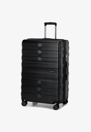 Valise rigide noire avec des rainures horizontales, une poignée rétractable et quatre roues. Dotée d'un logo à l'avant et d'accents métalliques.