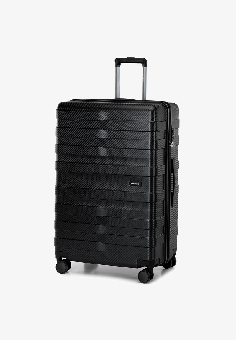 Schwarzer Hartschalenkoffer mit horizontalen Rillen, einem ausziehbaren Griff und vier Rädern. Verfügt über ein Logo auf der Vorderseite und metallische Akzente.