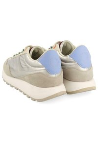 Zapatillas con un acabado plateado brillante, acentos de gamuza gris y un talón azul suave. Presentan una suela texturizada y cordones multicolores para más detalles.