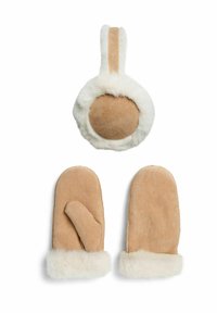 Moufles en suède beige avec des poignets en fourrure blanche, accompagnées d'un serre-tête rond assorti avec une bordure en fourrure. Texture douce et formes arrondies.