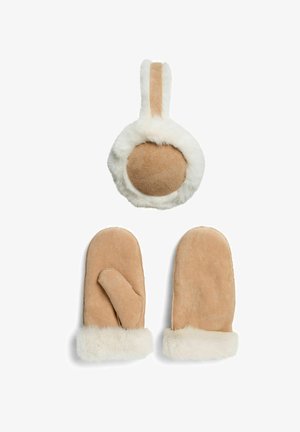 Beige suede wanten met witte bontmanchetten naast bijpassende ronde oortelefoons met een bontafwerking. Zachte textuur en ronde vormen.