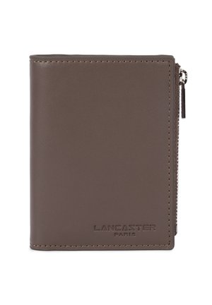 Portafoglio in pelle marrone con una tasca con zip sul lato e "Lancaster Paris" impresso sul fronte.