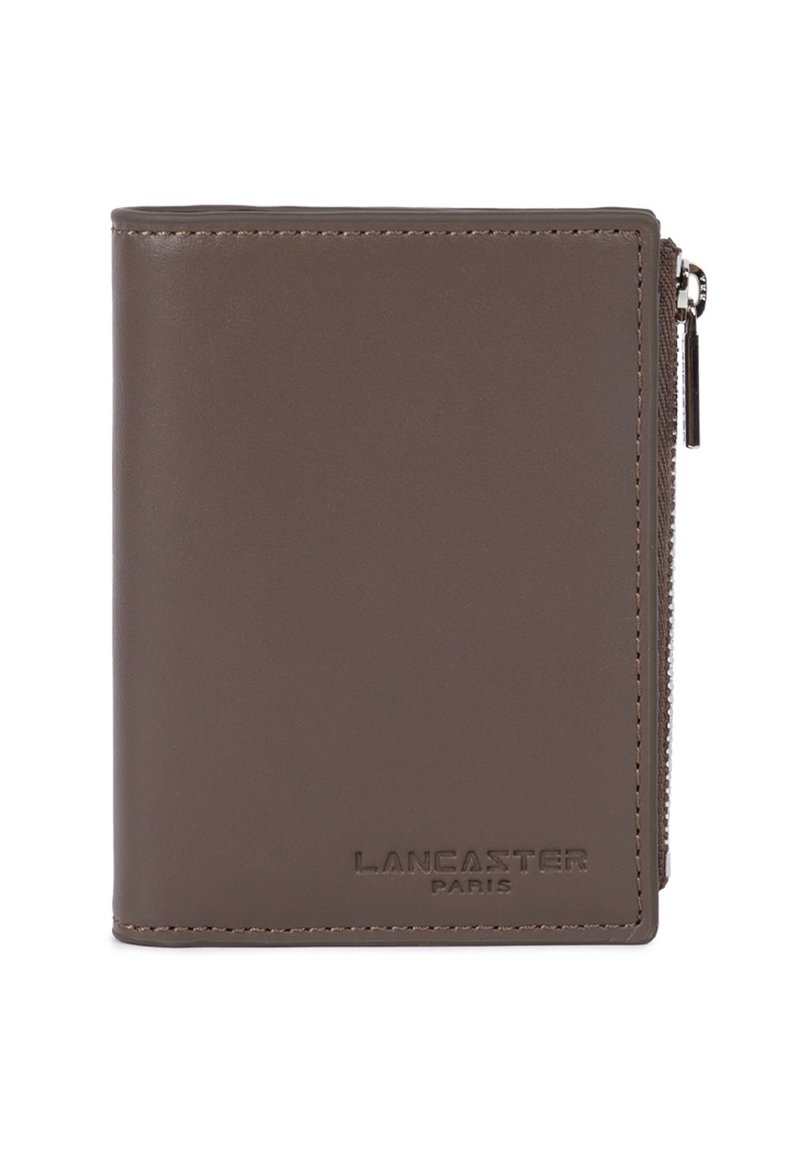 Portafoglio in pelle marrone con una tasca con zip sul lato e "Lancaster Paris" impresso sul fronte.