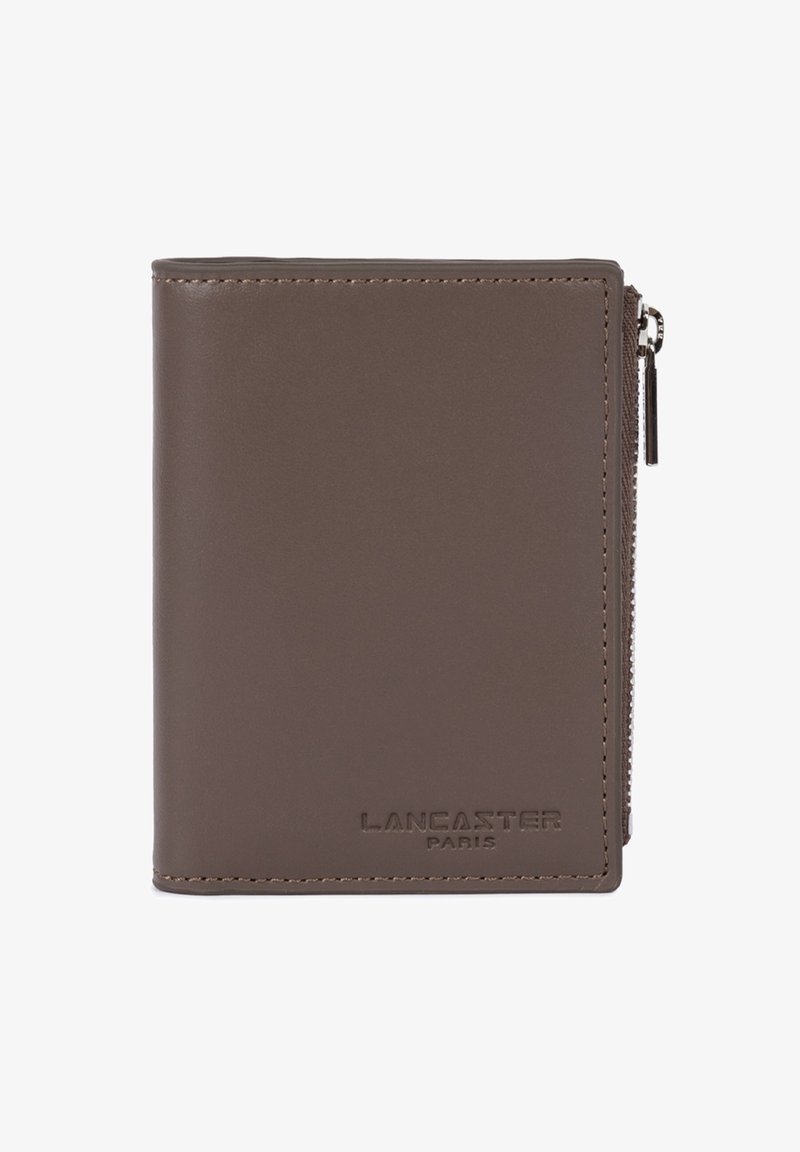 Portafoglio in pelle marrone con una tasca con zip sul lato e "Lancaster Paris" impresso sul fronte.