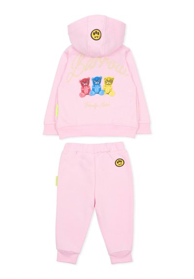 Różowy zestaw bluzy i spodni z nadrukiem rysunkowych misiów w kolorach czerwonym, niebieskim i żółtym. Bluza ma metkę z uśmiechniętą buźką. Miękka tkanina.